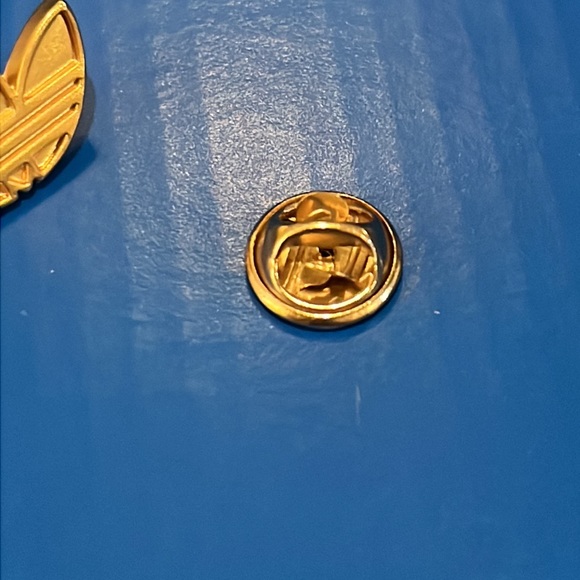 Adidas Trefoil Lapel Pin gold colored new authentic - Picture 4 of 5